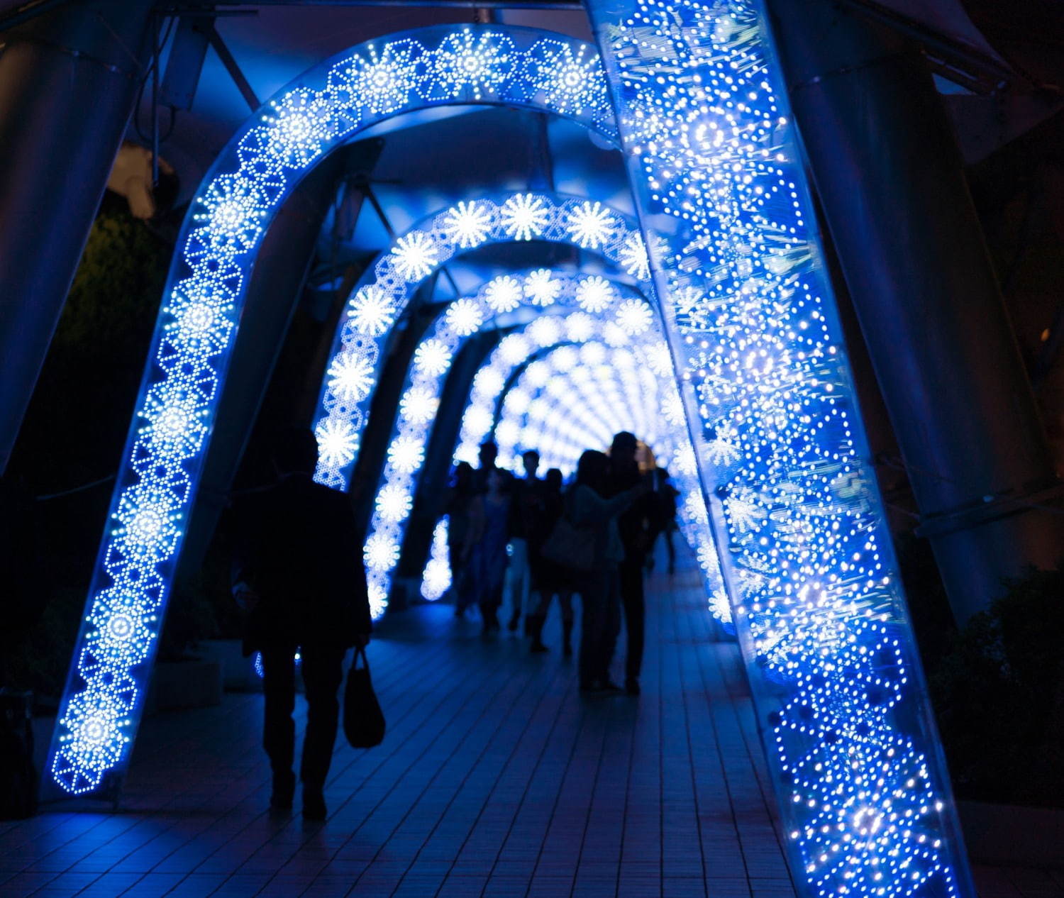 東京ドームシティのイルミネーション 5千個のスマイル輝く約15mのクリスマスツリー ファッションプレス