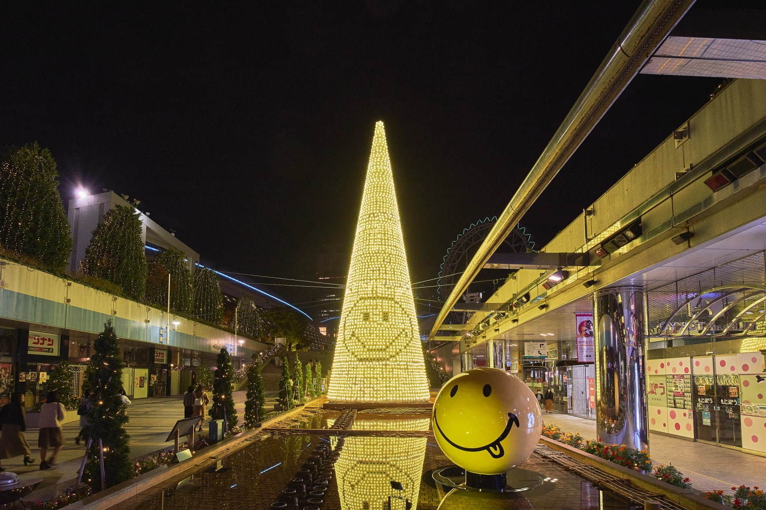 東京ドームシティのイルミネーション 5千個のスマイル輝く約15mのクリスマスツリー ファッションプレス