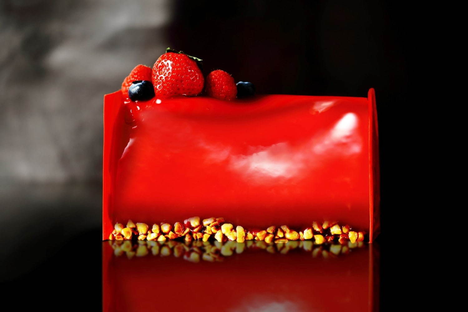 パーク ハイアット 東京のクリスマス 天使の羽 着想のムースケーキやあまおう苺の真っ赤なケーキ ファッションプレス