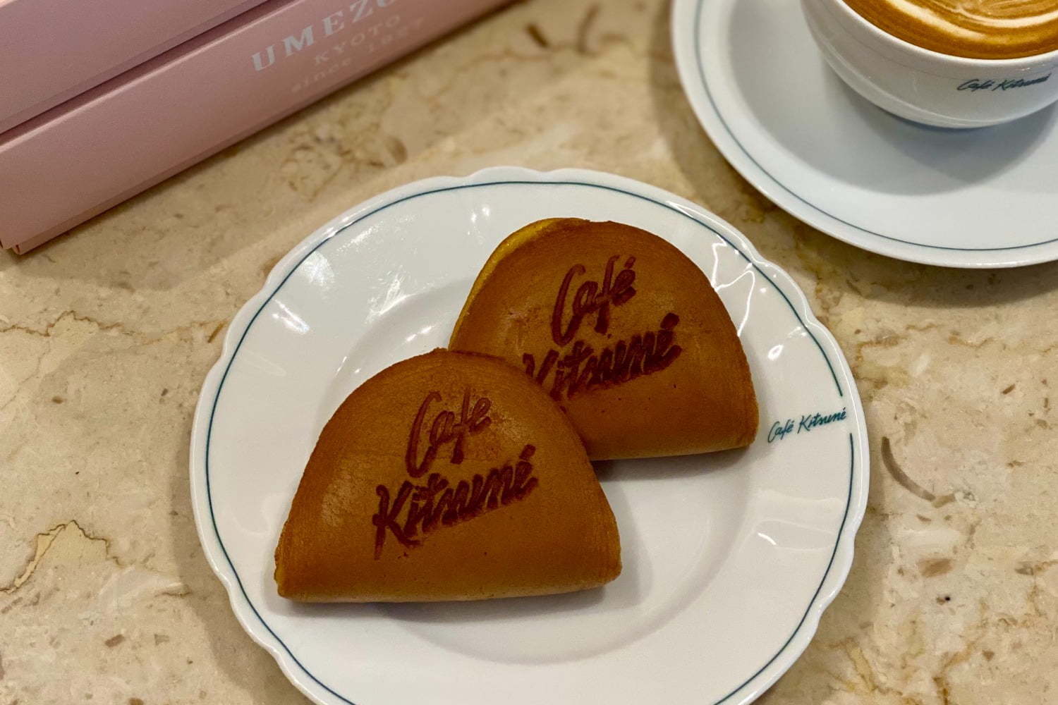 カフェ キツネの"きつね色”どら焼き、京都の老舗「甘党茶屋 梅園」とコラボ