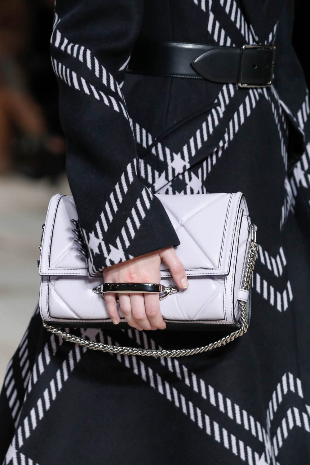 マックイーン(McQueen) ストーリーショルダー｜写真13