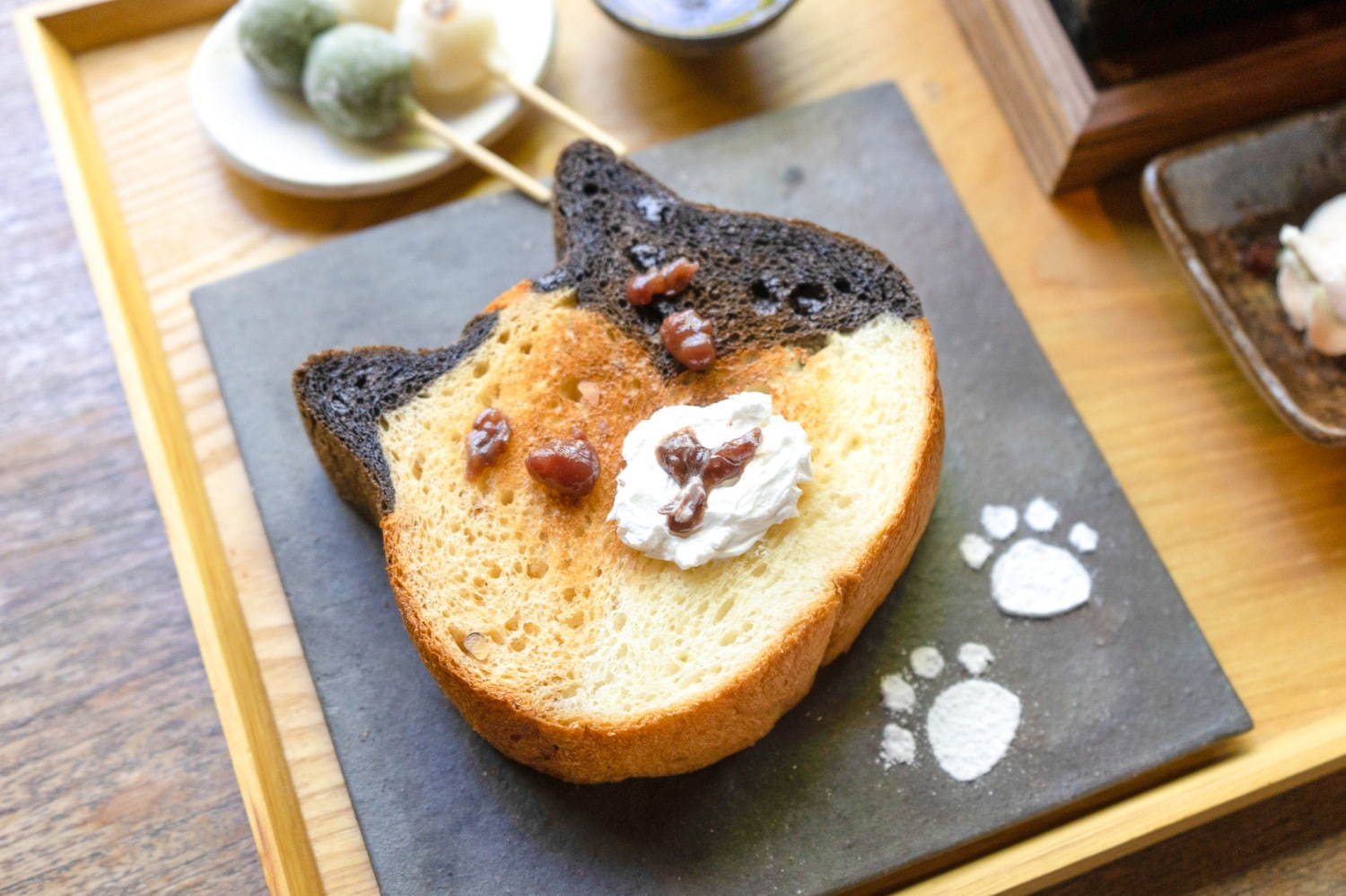 「京都ねこねこ」のねこ型食パンを“七輪”でトーストできる朝食メニュー第2弾、三毛猫がモチーフ｜写真2