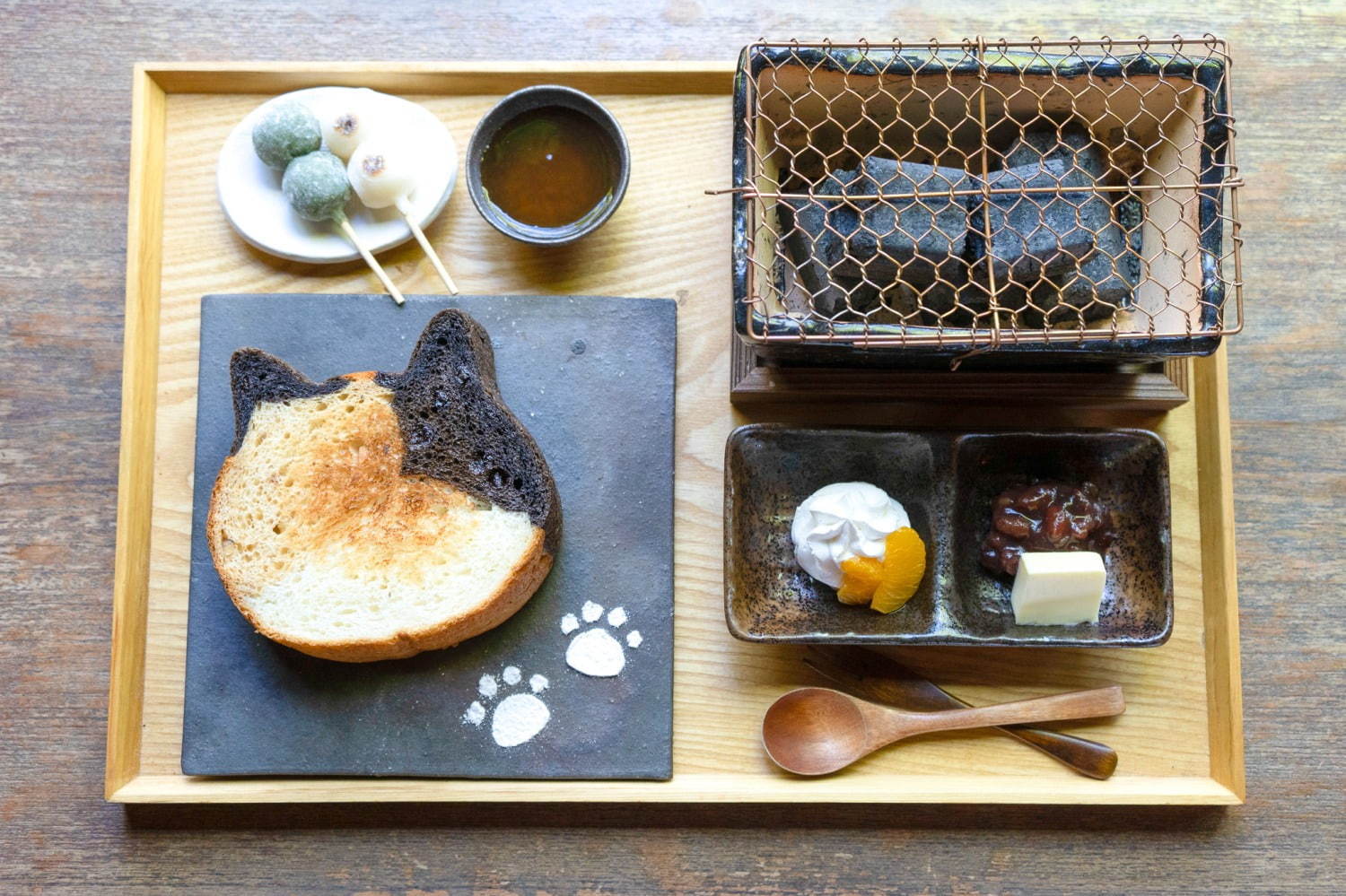 「京都ねこねこ」のねこ型食パンを“七輪”でトーストできる朝食メニュー第2弾、三毛猫がモチーフ｜写真1