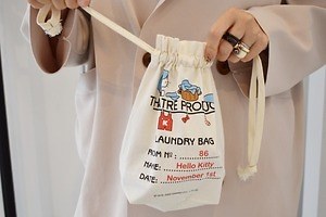 シアタープロダクツ×サンリオ、ハローキティの“洗濯物”モチーフ入りランドリーバッグなど