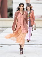 クロエ 2021年春夏コレクション -“コラージュ”で描くフェミニニティ｜写真3