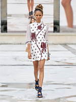 クロエ 2021年春夏コレクション -“コラージュ”で描くフェミニニティ｜写真26