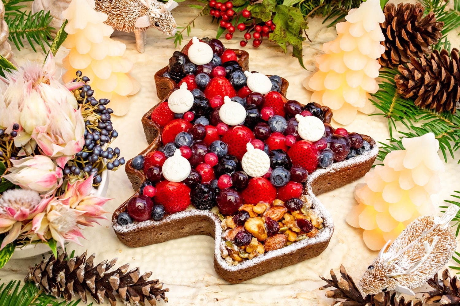 キル フェ ボンのクリスマスケーキ2020、“ツリー＆リース”をかたどった鮮やかフルーツのタルト｜写真3