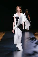 ヨウジヤマモト 2021年春夏コレクション - 決して交わらない、黒と白の非対称性｜写真2