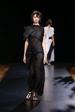 ヨウジヤマモト 2021年春夏コレクション - 決して交わらない、黒と白の非対称性｜写真5