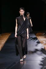 ヨウジヤマモト 2021年春夏コレクション - 決して交わらない、黒と白の非対称性｜写真7