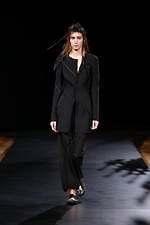 ヨウジヤマモト 2021年春夏コレクション - 決して交わらない、黒と白の非対称性｜写真13