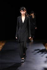 ヨウジヤマモト 2021年春夏コレクション - 決して交わらない、黒と白の非対称性｜写真17