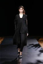 ヨウジヤマモト 2021年春夏コレクション - 決して交わらない、黒と白の非対称性｜写真20