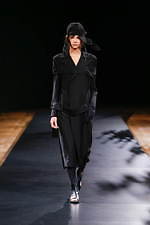 ヨウジヤマモト 2021年春夏コレクション - 決して交わらない、黒と白の非対称性｜写真21