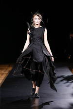 ヨウジヤマモト 2021年春夏コレクション - 決して交わらない、黒と白の非対称性｜写真27