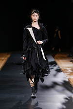 ヨウジヤマモト 2021年春夏コレクション - 決して交わらない、黒と白の非対称性｜写真28