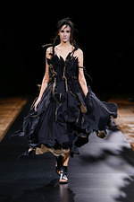 ヨウジヤマモト 2021年春夏コレクション - 決して交わらない、黒と白の非対称性｜写真31