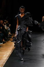 ヨウジヤマモト 2021年春夏コレクション - 決して交わらない、黒と白の非対称性｜写真32