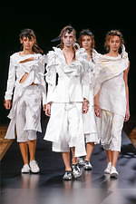 ヨウジヤマモト 2021年春夏コレクション - 決して交わらない、黒と白の非対称性｜写真33