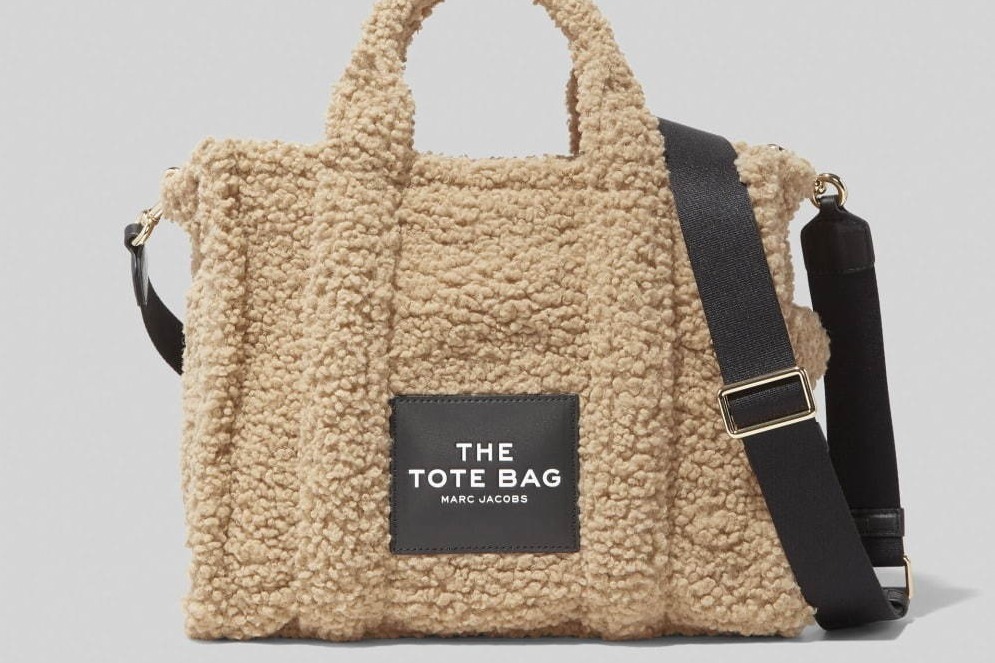 ザ マーク ジェイコブス“テディベア”から着想した新作2WAYトートバッグ、ふわもこ素材の全5色