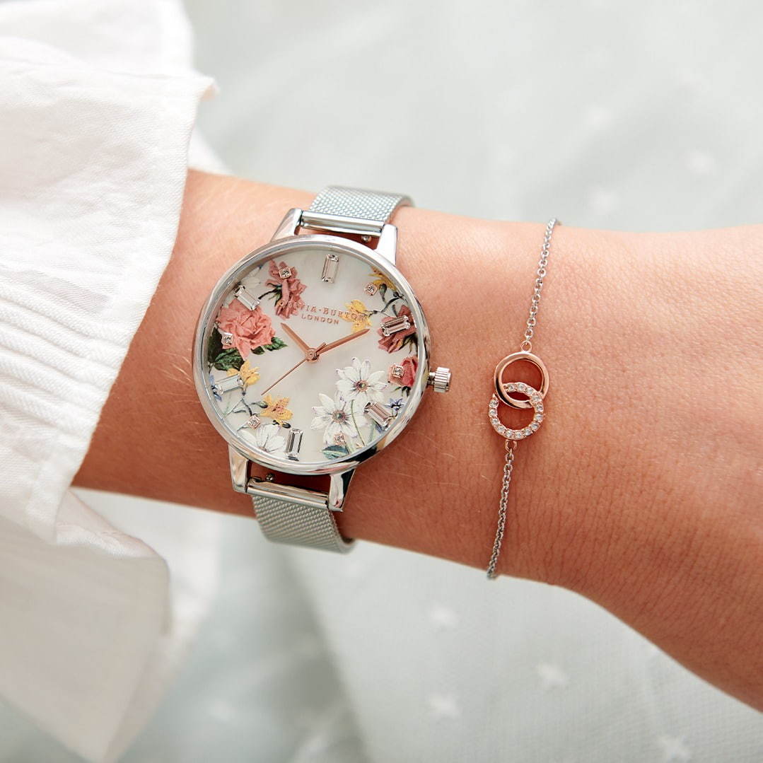 オリビア・バートンの新作“フラワーウォッチ”や切手着想の“ミツバチ”腕時計｜写真1