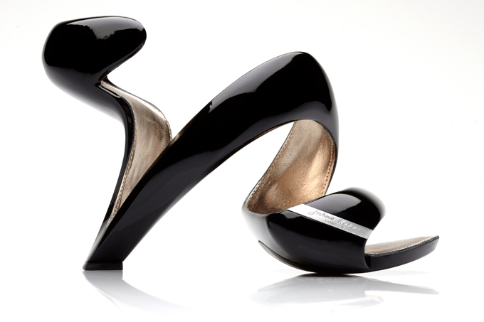 美しきイノベーション！ジュリアン・ヘイクスの「底のない靴」ついに登場 | 写真