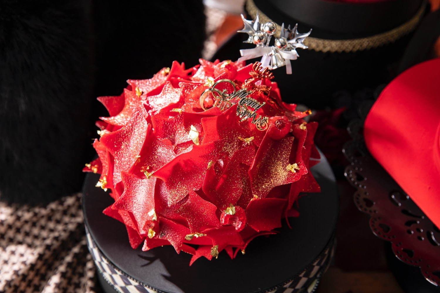 ＜ヒルトン東京＞真っ赤な星形チョコを飾った“ベレー帽”ケーキなど