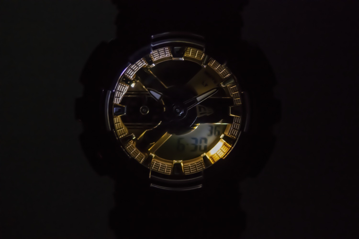 ニューエラ×G-SHOCK“バイザーステッカー”モチーフの腕時計、キャップ生地使用のストラップ付属｜写真13