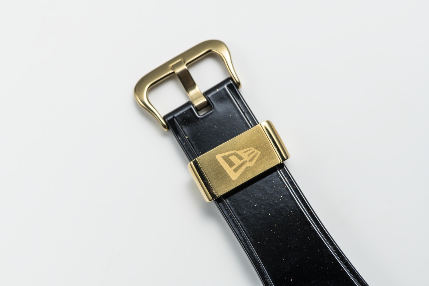 ニューエラ×G-SHOCK“バイザーステッカー”モチーフの腕時計、キャップ生地使用のストラップ付属｜写真7