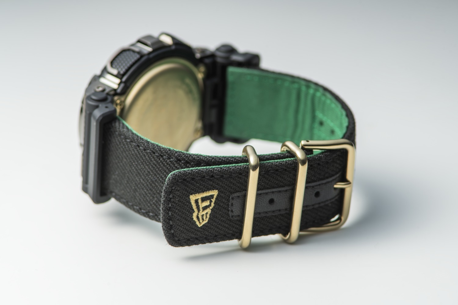 ニューエラ×G-SHOCK“バイザーステッカー”モチーフの腕時計、キャップ生地使用のストラップ付属 - ファッションプレス