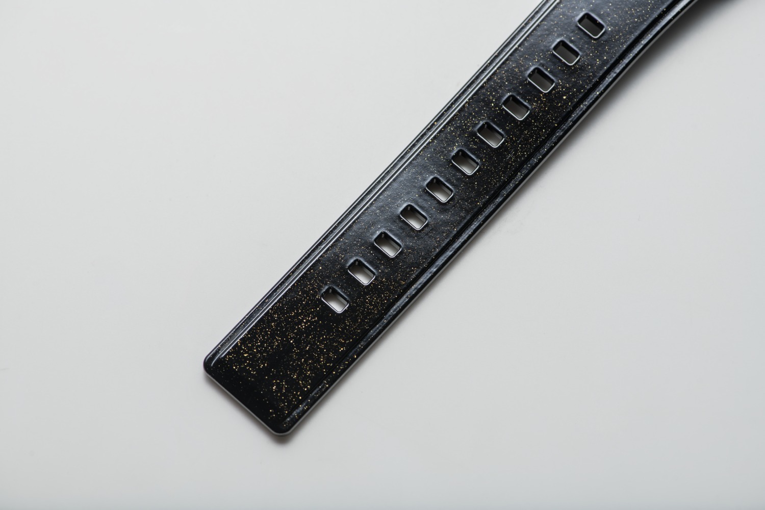 ニューエラ×G-SHOCK“バイザーステッカー”モチーフの腕時計、キャップ生地使用のストラップ付属｜写真10