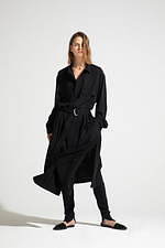 ローブス＆コンフェクションズ 2021年春夏コレクション、対極的な要素の狭間で｜写真5