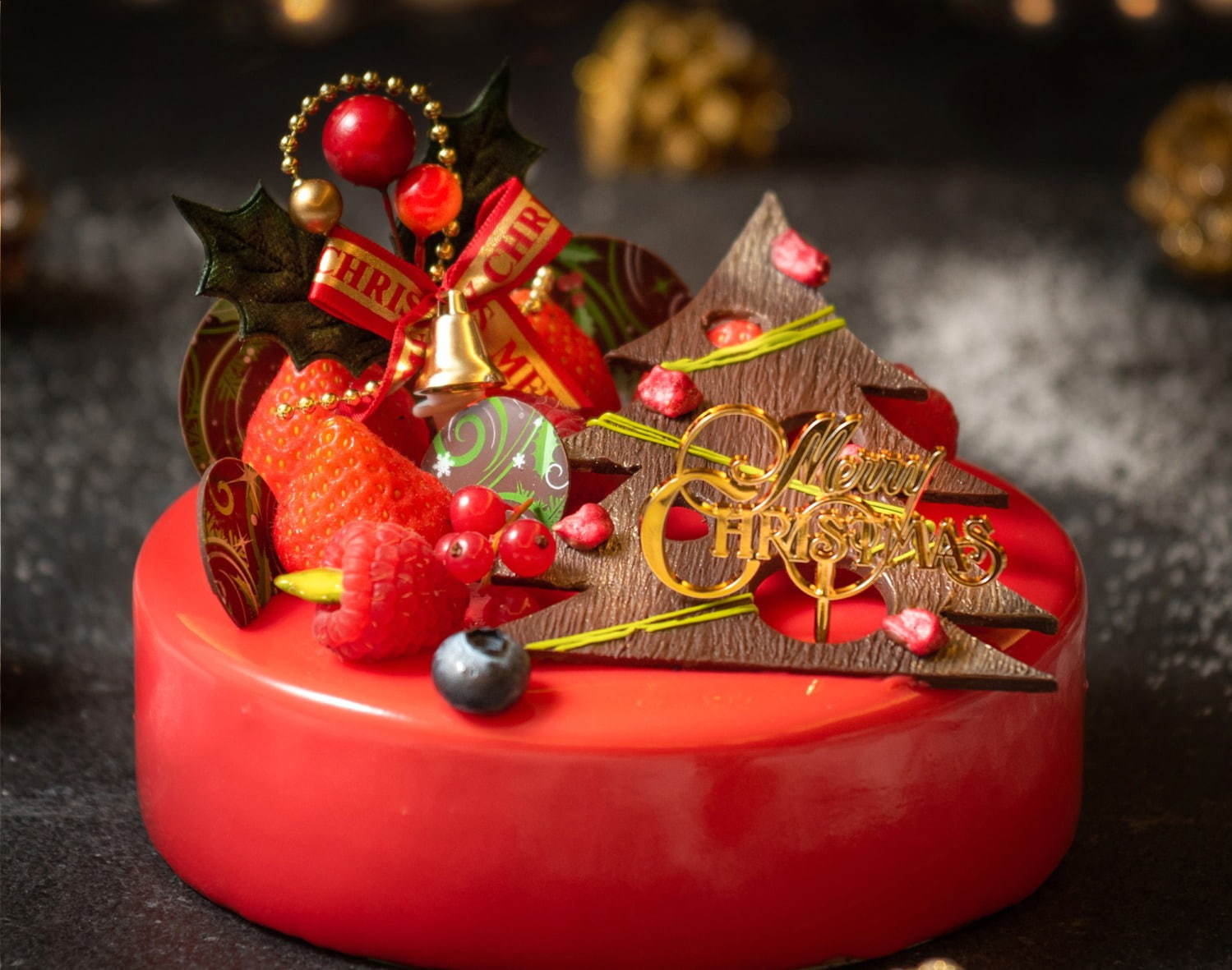 横浜ベイシェラトンのクリスマス、ルビーチョコの真っ赤なケーキ＆サクサク食感ミルフィールケーキなど｜写真2
