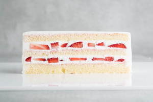 デカダンス ドュ ショコラの20年クリスマスケーキ、“レモンクリーム＆蜂蜜ジュレ”入りチョコムース｜写真6