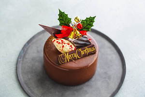 デカダンス ドュ ショコラの20年クリスマスケーキ、“レモンクリーム＆蜂蜜ジュレ”入りチョコムース｜写真2