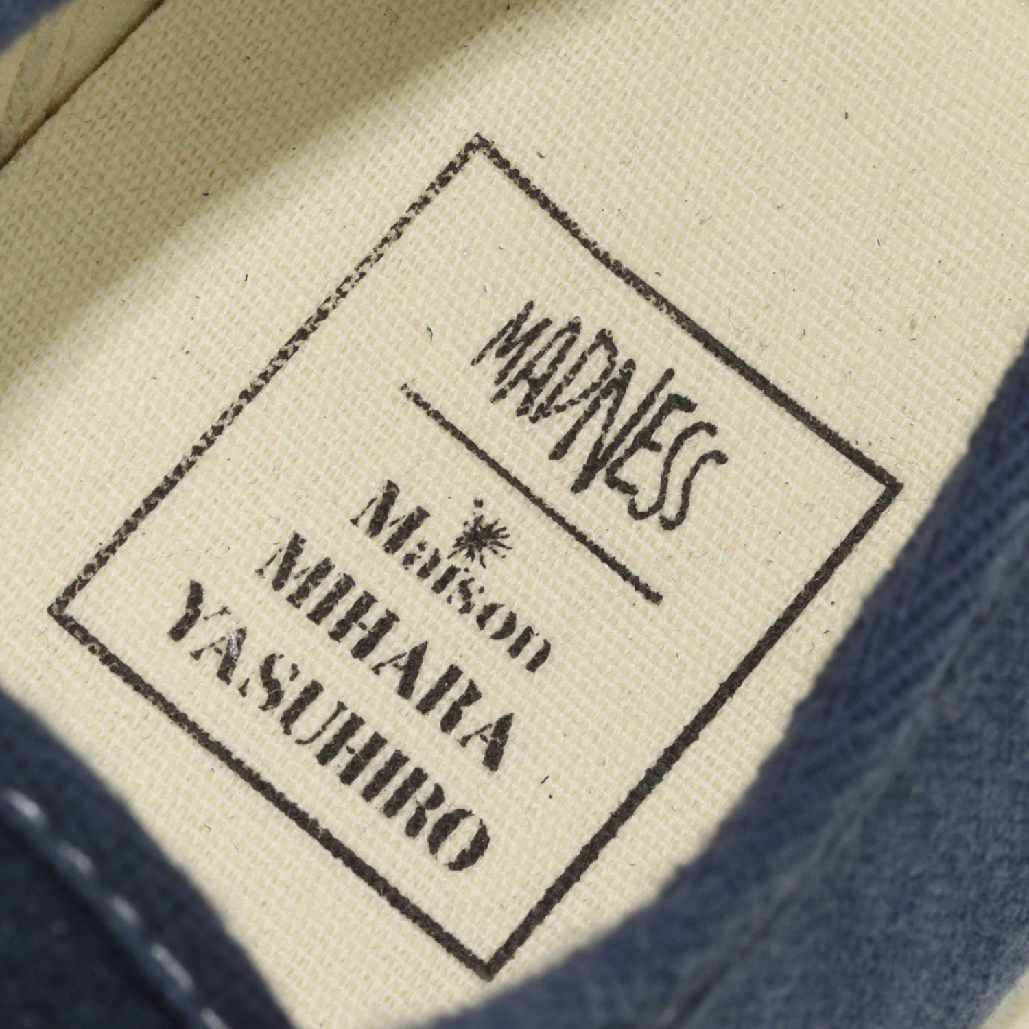 マッドネス×メゾンミハラヤスヒロ、粘土で原型が作られたヴィンテージ風スニーカーが登場｜写真3