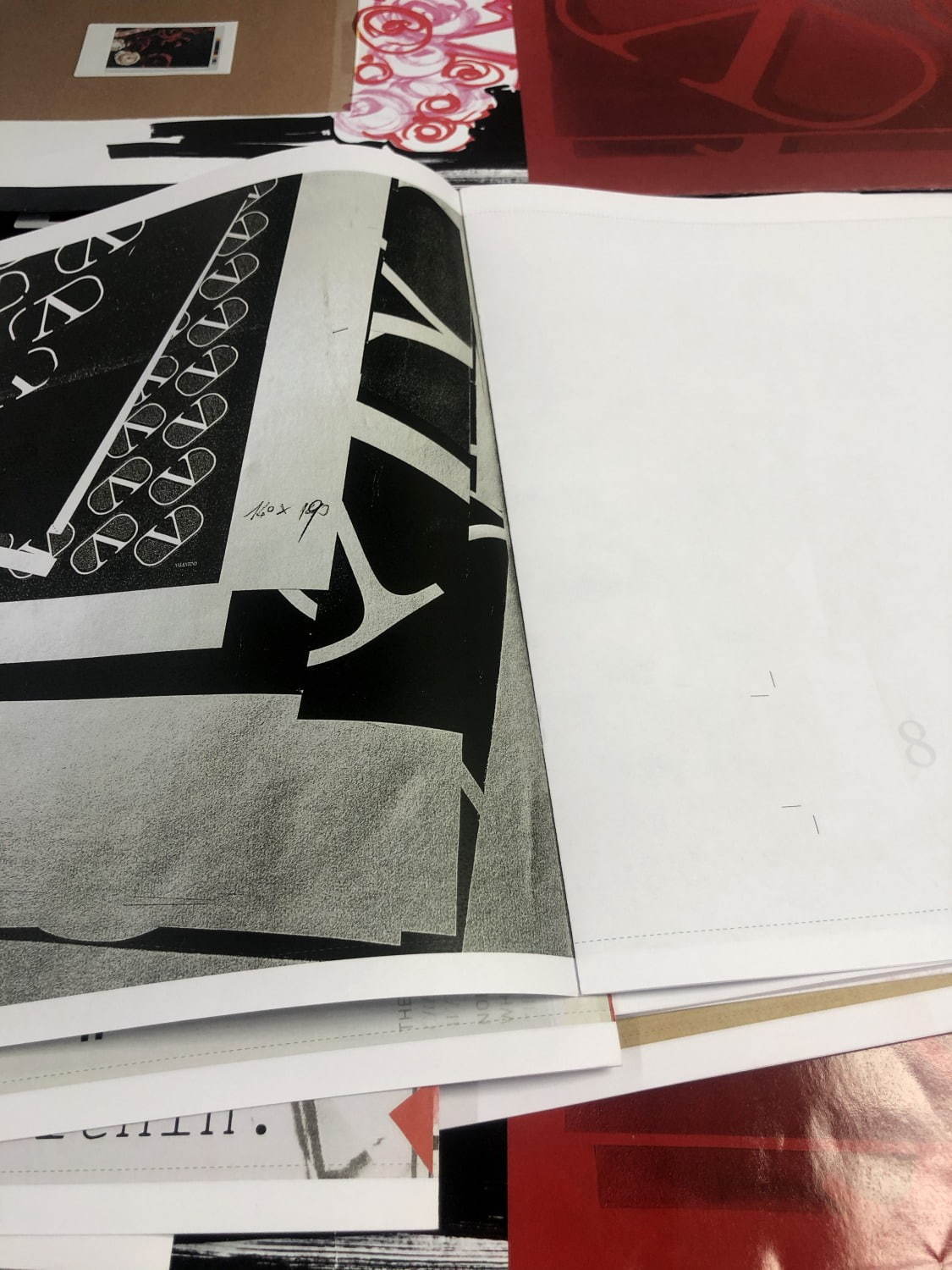 写真19 36 ヴァレンティノから Vロゴ が主役のアート本 Vロゴ シグネチャーを再解釈したイラストや写真を掲載 ファッションプレス 写真19 36 ヴァレンティノから Vロゴ が主役のアート本 Vロゴ シグネチャーを再解釈したイラストや写真を掲載 ファッションプレス