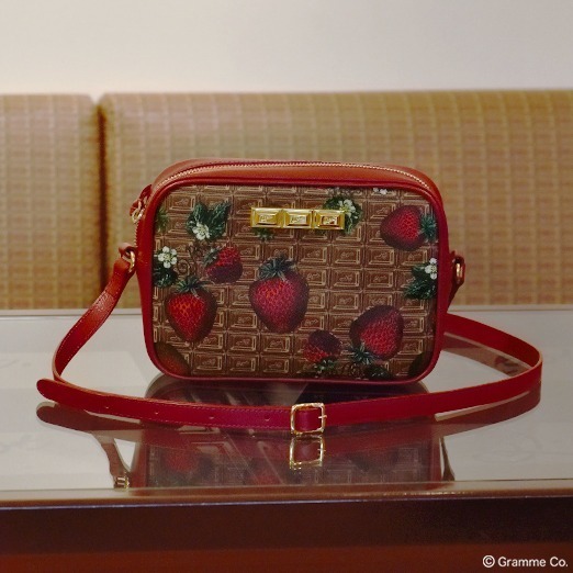 Q-pot.“ビターチョコレート×苺”の革バッグ＆長財布、真っ赤なレザーをアクセントに｜写真7