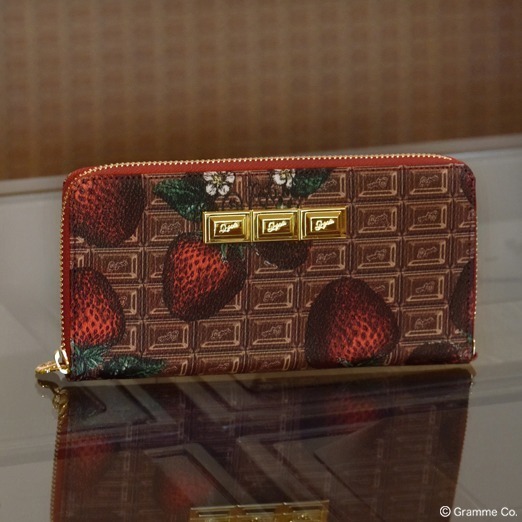 Q-pot.“ビターチョコレート×苺”の革バッグ＆長財布、真っ赤なレザーをアクセントに｜写真3