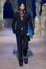 Versace メデューサボタン　ファッションショー　ブラウン・ジャガ－柄ス－ツ 2023春夏メンズコレクションショー | VERSACE
