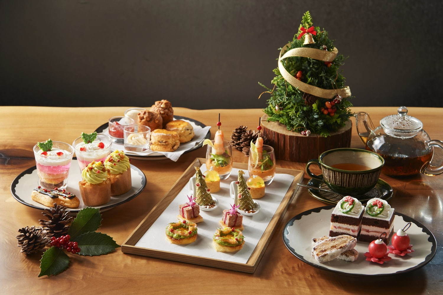 アンダーズ 東京のクリスマスアフタヌーンティー、クリスマスツリー風のケーキや軽食メニュー | 写真
