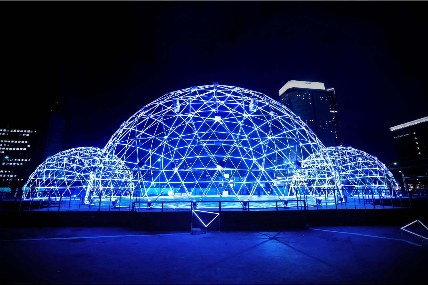 自転車｜横浜・みなとみらいのイルミネーションイベント、光輝く巨大ドーム＆プロジェクター付き自転車で夜散歩