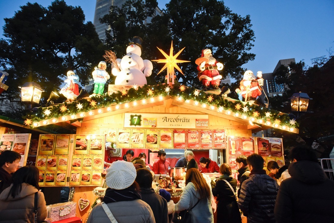 「東京クリスマスマーケット2020」日比谷公園で、“雪が舞う”リンツのブースなど30店舗が集結｜写真2