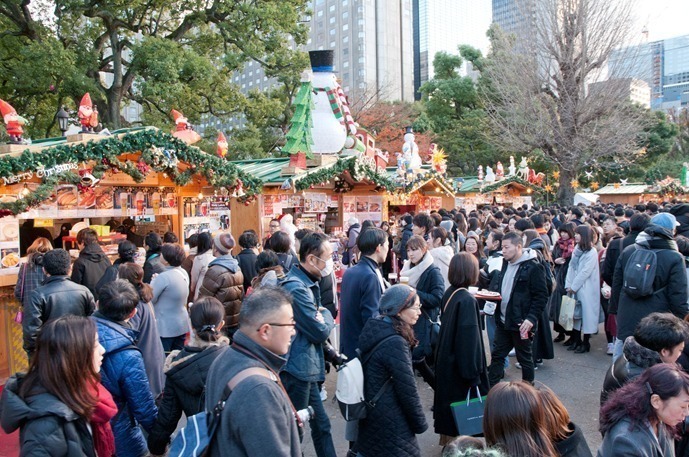 「東京クリスマスマーケット2020」日比谷公園で、“雪が舞う”リンツのブースなど30店舗が集結｜写真1