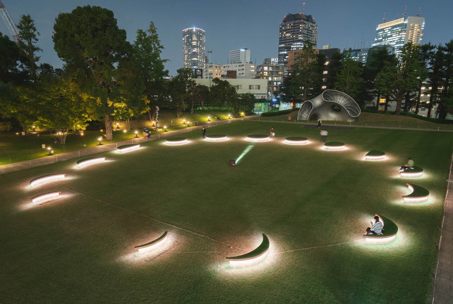 東京ミッドタウンで自然を体感 -  “月の丘”で夜空観賞＆緑の下で楽しむピクニックランチ｜写真6