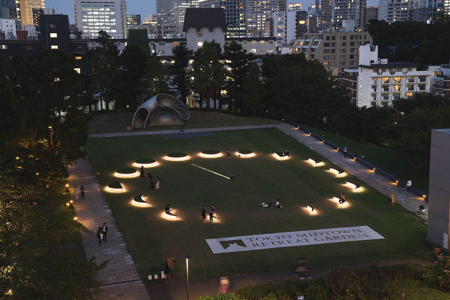 東京ミッドタウンで自然を体感 -  “月の丘”で夜空観賞＆緑の下で楽しむピクニックランチ｜写真7