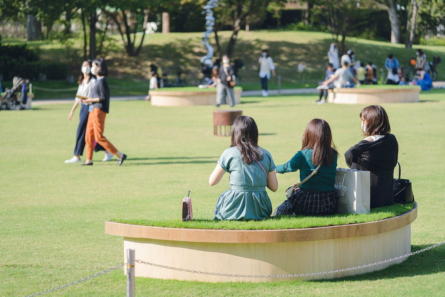 東京ミッドタウンで自然を体感 -  “月の丘”で夜空観賞＆緑の下で楽しむピクニックランチ｜写真3