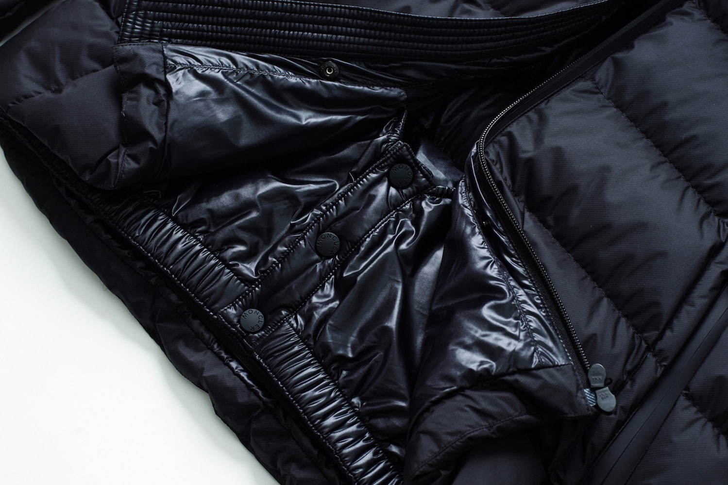 モンクレール グルノーブルのダウンジャケット「カムラック」ブラックカラー、RHC ロンハーマン限定で - ファッションプレス