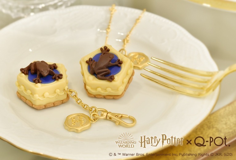 Chocolate Frog Cake ネックレス 11,000円＋税／バッグチャーム 9,500円＋税