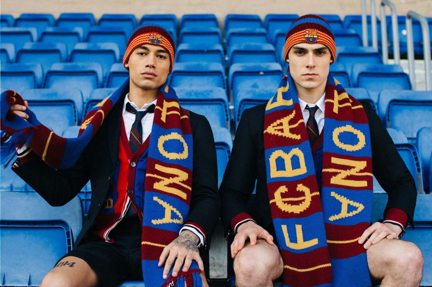 トム ブラウン×FCバルセロナ、“紋章入り”クラブカラーのニットウェアや革財布など